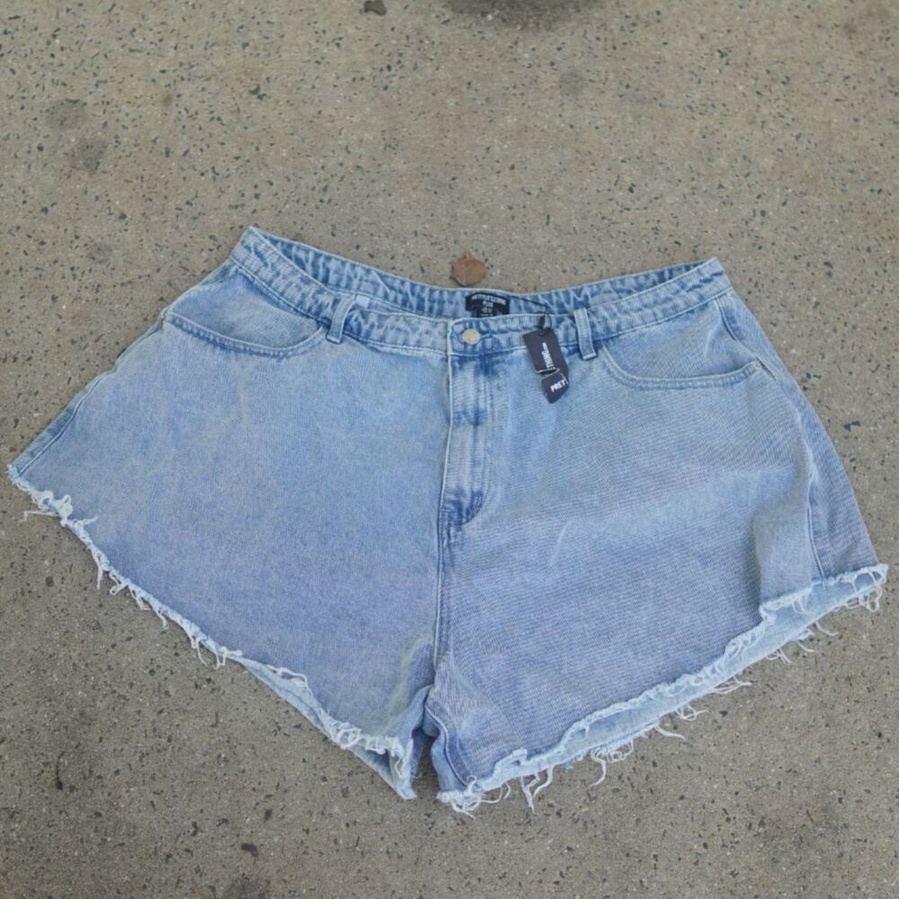 PrettyLittleThing NWT Distressed Denim Shorts Light Wash Size 16 UK 20 EUR 48